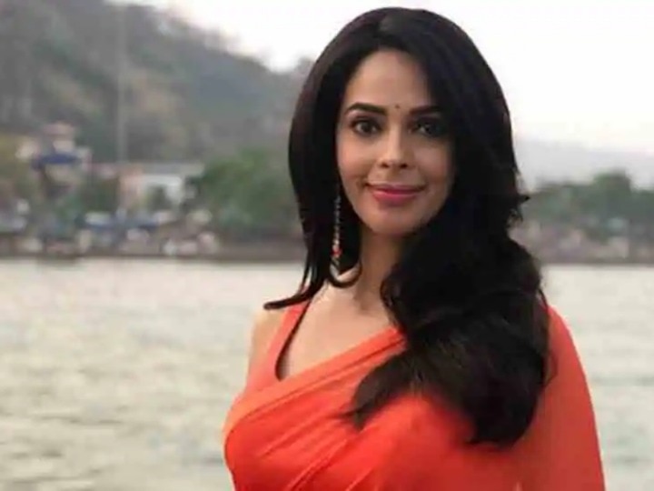 एक ही फिल्म में 17 किसिंग सीन्स देकर Mallika Sherawat ने उड़ा दी थी सबकी नींद, फिल्म ने चार दिन में निकाल ली थी लागत