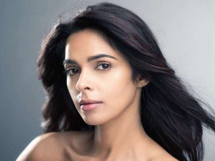 एक ही फिल्म में 17 किसिंग सीन्स देकर Mallika Sherawat ने उड़ा दी थी सबकी नींद, फिल्म ने चार दिन में निकाल ली थी लागत