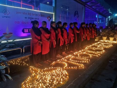 निर्भया को श्रद्धांजलि: यूपी मेट्रो ने जलाए एक हजार दीये, हजरतगंज स्टेशन पर हुआ नुक्कड़ नाटक निर्भया को श्रद्धांजलि: यूपी मेट्रो ने जलाए एक हजार दीये, हजरतगंज स्टेशन पर हुआ नुक्कड़ नाटक
