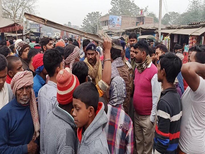 Bihar: Hundreds of people angry over not getting food grains, scuffle with officials ann बिहार: अनाज नहीं मिलने से नाराज सैकड़ों लोगों ने किया बवाल, अधिकारियों के साथ की हाथापाई