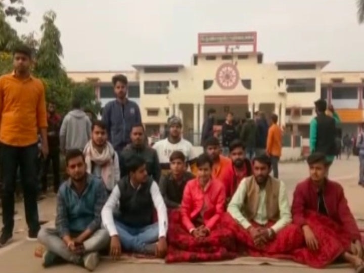 Students sitting on fast in Saket University Shouted freedom slogans in ayodhya ann अयोध्या: साकेत यूनिवर्सिटी में अनशन पर बैठे छात्रों ने लगाए आजादी के नारे, प्रिंसिपल ने कही ये बात