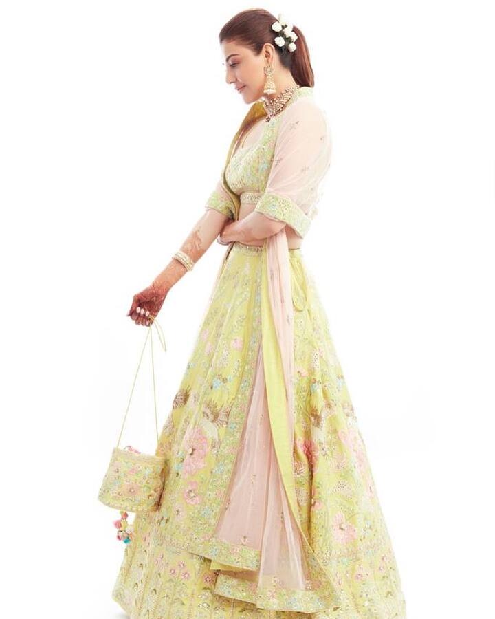 काजल ने लहंगे के साथ लाइम ग्रीन कलर की स्लीवलेस और बैकलेस ब्लाउज पहना हुआ था. ये सिल्क का बना हुआ है.