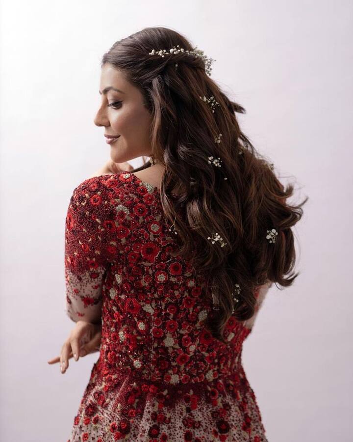 वहीं बात करें, शादी समारोह में काजल अग्रवाल ने पीले रंग की साड़ी पहनी थी, जिसे डिज़ाइनर मनीष मल्होत्रा ने डिजाइन किया था.