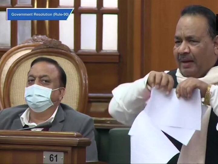 AAP MLA Mahendra Goyal tears copy of Centre Farm Laws during a special Delhi assembly दिल्ली विधानसभा सत्र के दौरान आप विधायक ने फाड़ी केन्द्रीय कृषि कानूनों की कॉपी