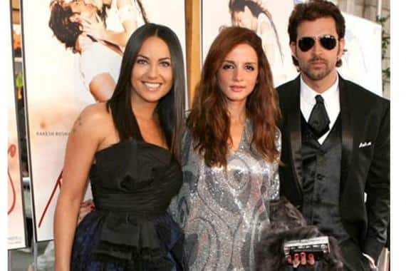 ऋतिक रोशन और बारबरा मोरी: फिल्म काइट्स में साथ काम करने के दौरान ऋतिक और मैक्सिकन अभिनेत्री बारबरा मोरी के बीच रोमांस की चिंगारी भड़क गई थी. इस बात से ऋतिक की शादीशुदा ज़िंदगी खतरे में पड़ गई थी. मीडिया रिपोर्ट्स के मुताबिक, उनकी पत्नी सुजैन घर छोड़कर अपने पेरेंट्स के पास चली गई थीं. इसके बाद ऋतिक का कंगना से भी अफेयर हुआ और फिर नवंबर 2014 में ऋतिक-सुजैन का तलाक हो गया.   