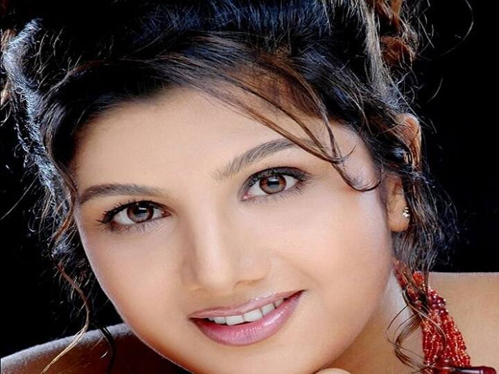 बॉलीवुड और साउथ की एक्ट्रेस रंभा ने 8 अप्रैल 2010 में कनाडा के बिजनेसमैन इंद्रकुमार से शादी की थी. शादी के बाद रंभा अपने पति के साथ कनाडा में जाकर बस गईं. आपको बता दें, रंभा तीन बच्चों की मां हैं. हाल ही में रंभा अपने परिवार के साथ टोरंटो में रहती हैं. 