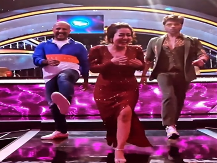 Himesh Reshammiya injured Neha kakkar on the sets of Indian Idol, watch video Indian Idol के सेट पर Himesh Reshammiya ने Neha kakkar को किया 'ज़ख्मी', देखें वीडियो