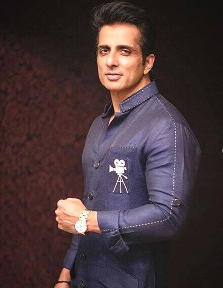 सोनू सूद- प्रवासी मजदूरों को अपने गृहनगर तक सुरक्षित लौटने के लिए परिवहन, आवास और एक हेल्पलाइन नंबर की व्यवस्था करके इन्होंने अपने आप में एक मिसाल पेश की. कोरोनाकाल में अभिनेता हजारों प्रवासी श्रमिकों के लिए मसीहा बन गए. सोनू सूद ने चिकित्सा कर्मियों के रहने के लिए जुहू स्थित अपने होटल में बंदोबस्त किया और मुंबई में गरीबों के लिए नियमित रूप से भोजन की व्यवस्था भी की. अभिनेता ने ट्विटर पर उनके और जनता के बीच संचार की लाइनें भी खोल दीं, ताकि वे उनके मुद्दों को जान सकें.