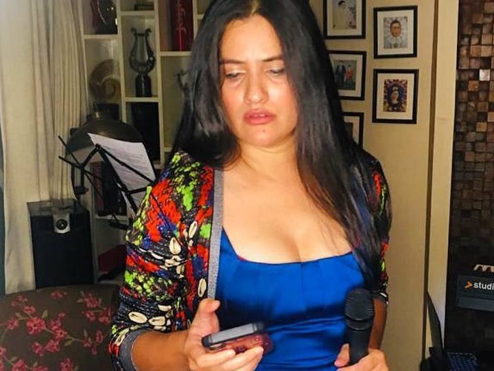 पिता की तस्वीर पर गंदा कमेंट करने वाली महिला यूजर पर भड़कीं सोना महापात्रा, दिया ऐसा रिएक्शन Sona Mahapatra slam a twitter user for comment obscene line on her father photos पिता की तस्वीर पर गंदा कमेंट करने वाली महिला यूजर पर भड़कीं सोना महापात्रा, दिया ऐसा रिएक्शन