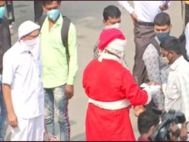 सांता बने शख्स का कहना है कि, “वह हर साल बच्चों को चॉकलेट और गिफ्ट्स बांटता था लेकिन इस साल उसने कोविड-19 के खिलाफ जंग में योगदान देने की सोची.