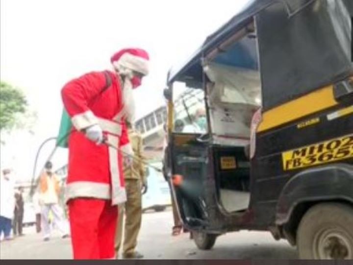 सांता की ड्रेस पहने शख्स ने रानी लक्ष्मीबाई चौक पर लोगों को मास्क बांटे और वहां सैनिटाइजेशन किया.
