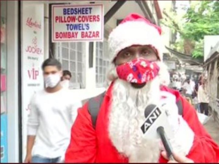सियान फ्रेंड सर्कल फाउंडेशन के अध्यक्ष अशोक कुर्मी इन दिनों सांता की ड्रेस पहने हुए क्रिसमस के लिए जागरूकता फैला रहे हैं. एएनआई से बातचीत में कुर्मी कहते हैं,