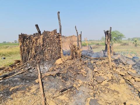 बिहार: औरंगाबाद में घर में लगी आग, भाई-बहन की जलकर हुई मौत बिहार: औरंगाबाद में घर में लगी आग, भाई-बहन की जलकर हुई मौत