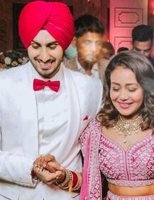 Neha Kakkar Pregnant: बेबी बंप फ्लॉन्ट करते हुए नेहा कक्कड़ की तस्वीरें आईं सामने, पति भी साथ दिखे