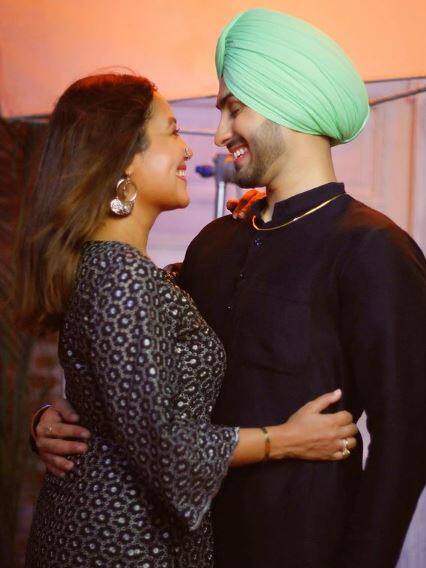 नेहा और रोहनप्रीत दोनों सोशल मीडिया पर काफी एक्टिव रहते हैं. दोनों एक दूसरे के साथ तस्वीरें शेयर कर बेहद प्यार लुटाते हैं. 