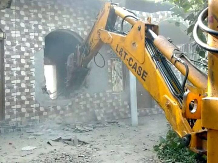 prayagraj atiq ahmad close Farhan house demolished ann प्रयागराज: अतीक के गुर्गे फरहान की आलीशान इमारत पर चला बुलडोजर, राजू पाल हत्याकांड में है मुख्य आरोपी