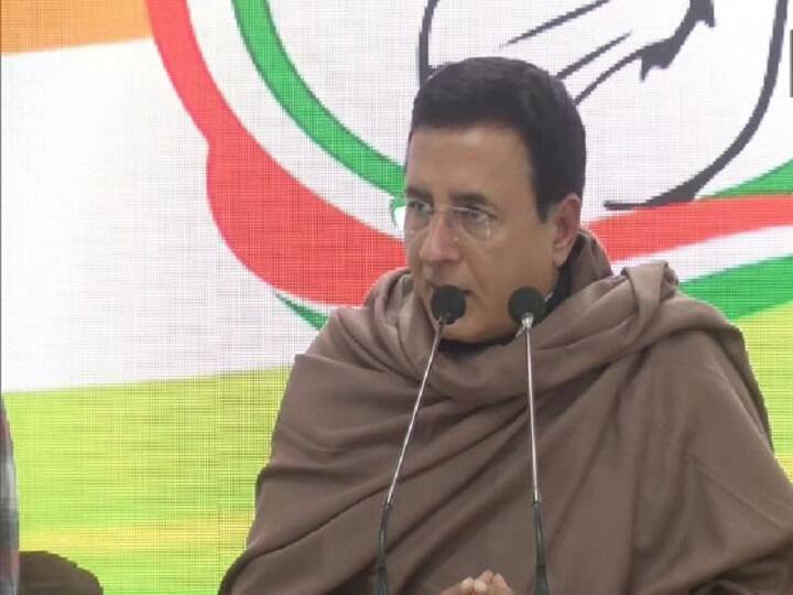 Rahul Gandhi Abroad, Congress Defends Absence At Foundation Day राहुल की गैरहाजिरी को लेकर पूछे गए सवाल से प्रियंका ने किया किनारा, लेकिन सुरजेवाला ने कहा- वह पार्टी अध्यक्ष नहीं