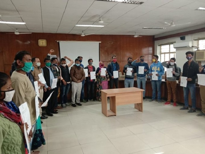 18 Hindu refugees from Pakistan were given certificates of citizenship of India by Jaipur district magistrate 18 पाकिस्तानी हिन्दुओं को दी गई भारतीय नागरिकता