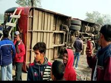 बिहार :दिल्ली से दरभंगा जा रही बस पलटी,मोतिहारी में हुए एक्सीडेंट में दो दर्जन यात्री जख्मी