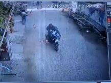 बिहार: गया में बेखौफ अपराधियों ने दिनदहाड़े की लूट, वारदात CCTV कैमरे में हुई कैद
