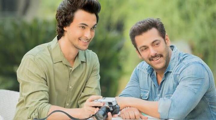 आयुष शर्मा : सलमान खान के बहनोई आयुष शर्मा भी फिल्म 'लवयात्री' से बॉलीवुड में डेब्यू कर चुके हैं. हालांकि, यह फिल्म बॉक्स ऑफिस पर कुछ ख़ास जलवा नहीं दिखा सकी थी. आपको बता दें कि आयुष भी पॉलिटिकल बैकग्राउंड से आते हैं. आयुष के पिता अनिल शर्मा, मंडी, हिमाचल प्रदेश में भाजपा के बड़े नेता हैं.