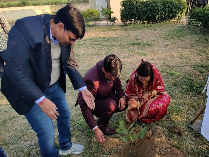 amroha deputy collector take two plants in son marriage ann UP: डिप्टी कलेक्टर ने बेटे की शादी में लिए दो पौधे, बोले- दहेज लेने या देने से होता है लड़की का अपमान