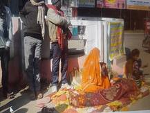 बिहार: आयुष्मान योजना का सच, सहरसा समाहरणालय के गेट पर कैंसर पिड़ित मरीज परिवार सहित धरना पर बैठा