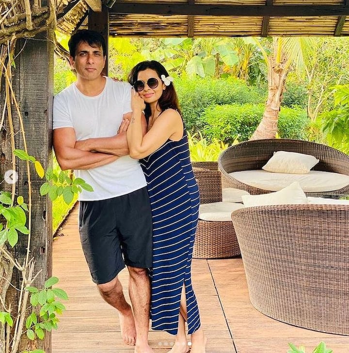 तस्वीर में आप सोनू सूद और उनकी पत्नी को खूबसूरत अंदाज में देख सकते हैं.