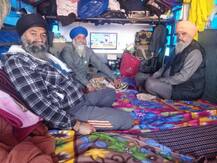 Farmers Protest:  ट्रैक्टर ट्रॉली में सोलर एनर्जी से चलाया जा रहा टीवी, पल-पल की खबरों से किसान हो रहे हैं अपडेट