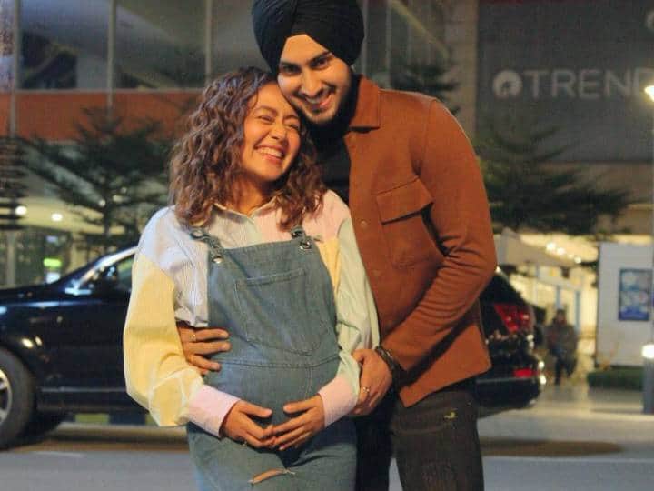 Neha Kakkar once again flaunted her baby bump, eating Golgappa Neha Kakkar ने एक बार फिर फ्लॉन्ट किया अपना बेबी बंप, गोलगप्पे खाती हुई आईं नज़र