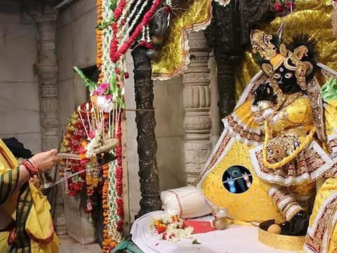 वृंदावन में ठाकुर बांके बिहारी के प्राकट्योत्सव की धूम, दर्शन को उमड़े श्रद्धालु वृंदावन में ठाकुर बांके बिहारी के प्राकट्योत्सव की धूम, दर्शन को उमड़े श्रद्धालु