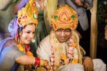 मशहूर कॉमेडियन बिस्वा कल्याण रथ और 'मर्डर 2' फेम सुलग्ना पाणिग्रही ने लिए सात फेरे, देखें इनकी Wedding Album