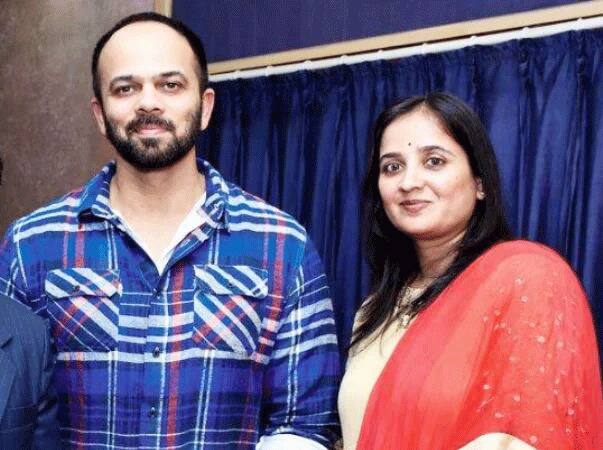 रोहित शेट्टी को तो आज कौन नहीं जानता. कई कॉमेडियन फिल्मों का निर्देशन रोहित शेट्टी ने किया लेकिन क्या आप जानते हैं कि उनकी पत्नी माया खुद एक बैंकर हैं. जो बहुत कम इवेंट में पति रोहित शेट्टी के साथ नज़र आती हैं.