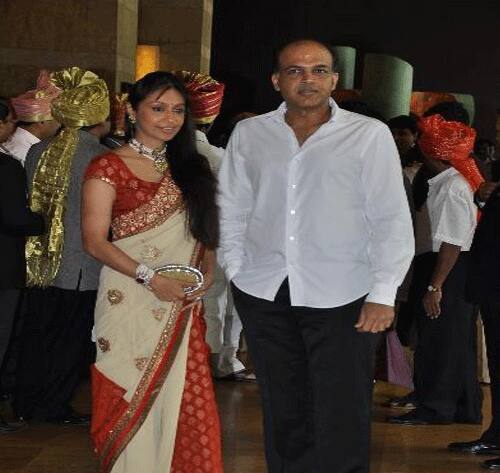 आशुतोष गोवारिकर ने कई बेहतरीन फिल्में बॉलीवुड को दी हैं. लेकिन उनकी पत्नी की बात करें तो वो खुद भी एक प्रोड्यूसर हैं. जिनका नाम है सुनीता. वो देव मुखर्जी की बेटी और निर्देशक अयान मुखर्जी की बहन हैं. 