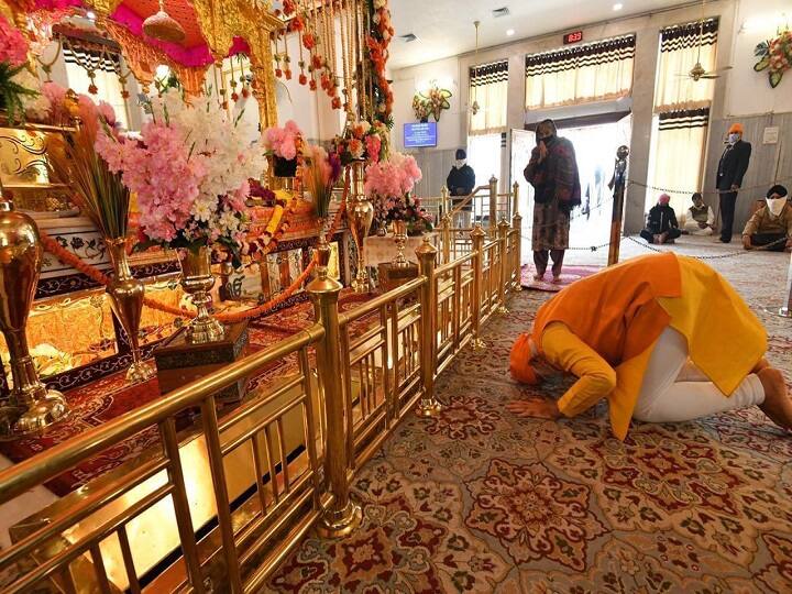 PM Modi visits Gurudwara Rakabganj, pays tributes to Guru Tegh Bahadur आम आदमी की तरह अचानक रकाबगंज गुरुद्वारा पहुंचे पीएम मोदी, यूं दिखे नतमस्तक