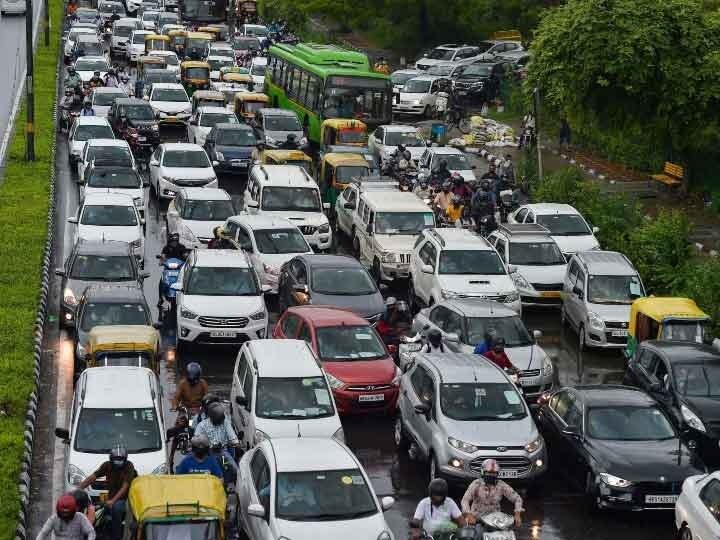 High security number plate and color coded stickers for vehicles became necessary in Delhi ANN गाड़ी में हाई सिक्योरिटी नंबर प्लेट नहीं है तो हो जाएं सावधान, दिल्ली में शुक्रवार-शनिवार को काटे गए 790 चालान