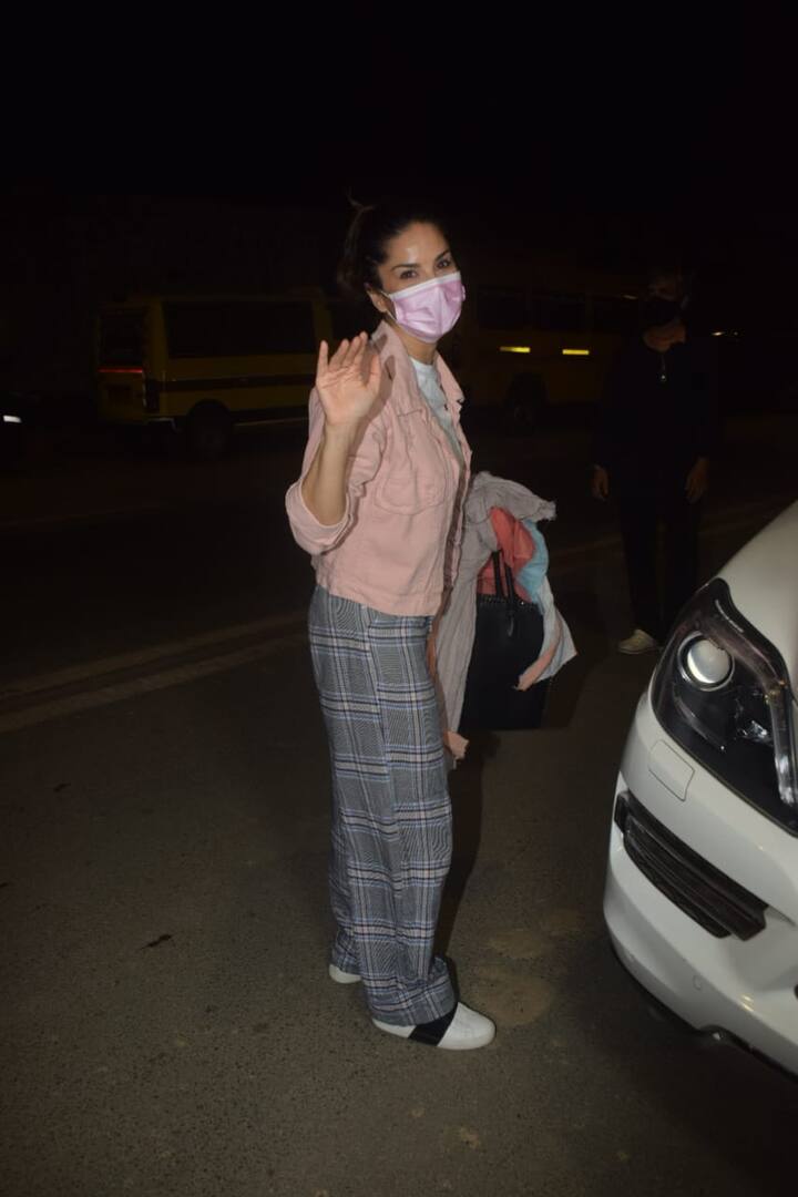 सनी का एक वीडियो भी सोशल मीडिया पर वायरल हो रहा है जिसमें वह कह रही हैं कि वह वर्क कमिटमेंट को लेकर वापसी करने आईं हैं.
