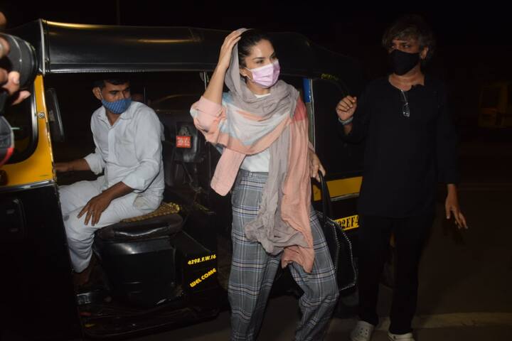 इस वीडियो में सनी ने ब्लैक एंड व्हाइट टॉप और ब्लैक जींस पहना हुआ है. व्यूवर्स को उनके फेसमास्क ने लोगों का ध्यान अपनी ओर अट्रैक्ट किया.