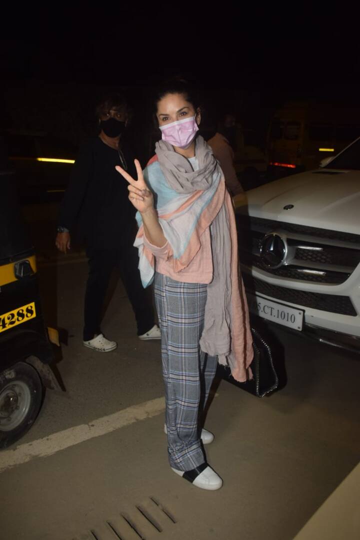 सनी लियोनी ने पैपराजी को देखते हुए फोटो के लिए भी पोज दिए. इसके साथ ही उन्होंने पैपराजी को विक्टरी साइन भी दिखाया और फैंस का अभिवादन भी किया.