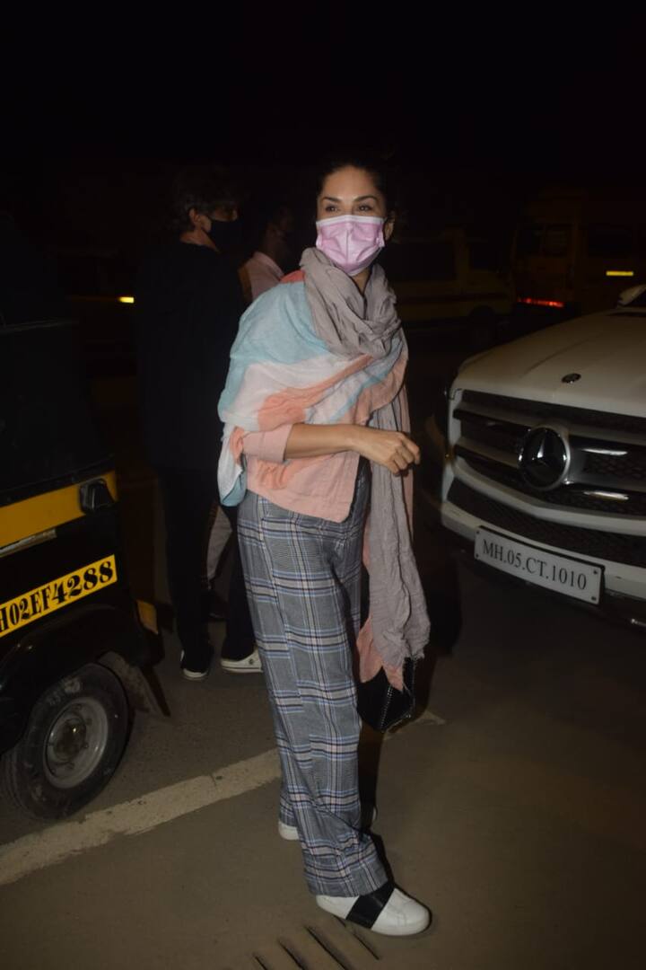 इंटरनेट यूजर्स ने इसे सनी का 'गैर जिम्मेदाराना व्यवहार' बताया. उन्होंने ट्रांसपैरेंट मास्क तो पहना लेकिन उनकी नाक से नीचे का हिस्सा खुला हुआ था.