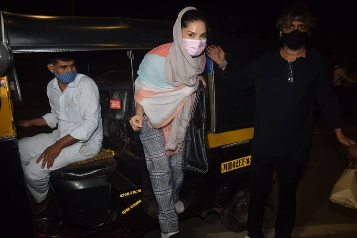 सनी लियोनी यहां ऑटोरिक्शा से पहुंची थी. इन तस्वीरों में वह ऑटो से बाहर निकलते हुए भी दिखाई दीं.