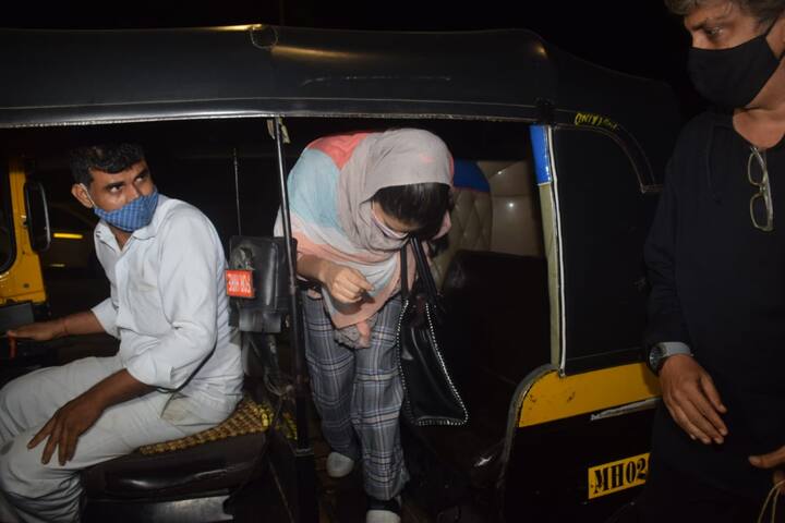 बता दें कि सनी लियोनी हाल ही में ट्रांसपैरेंट माक्स पहने को लेकर सोशल मीडिया पर ट्रोल भी हो गई. वह एक शूट के सेट पर स्पॉट हुई थीं.