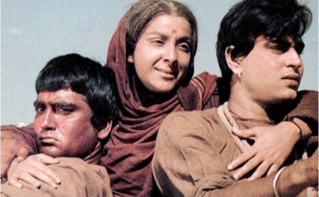 नर्गिस दत्त: दिग्गज अदाकारा नर्गिस ने फिल्म 'मदर इंडिया'(1957) में सुनील दत्त और राजेंद्र कुमार की मां का किरदार निभाया था. आपको बता दें कि तब नर्गिस की उम्र 28 साल थी. सुनील दत्त और राजेंद्र कुमार की उम्र भी तब 28 साल थी मतलब ये तीनों एक ही उम्र के थे. इस फिल्म के बाद नर्गिस और सुनील दत्त की शादी हो गई थी.