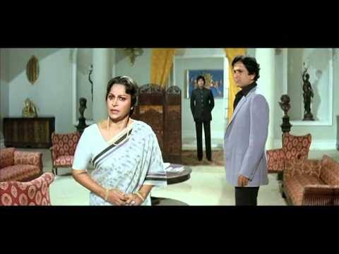 वहीदा रहमान: वहीदा रहमान ने फिल्म 'नमक हलाल'(1982) में अमिताभ बच्चन की मां का किरदार निभाया था. तब वह बिग बी से केवल चार साल बड़ी थीं. यानी उनकी उम्र 44 साल तो बिग बी की उम्र 40 साल थी. वहीदा 1976 में आई फिल्म 'अदालत' में अमिताभ की पत्नी का रोल निभा चुकी थीं.