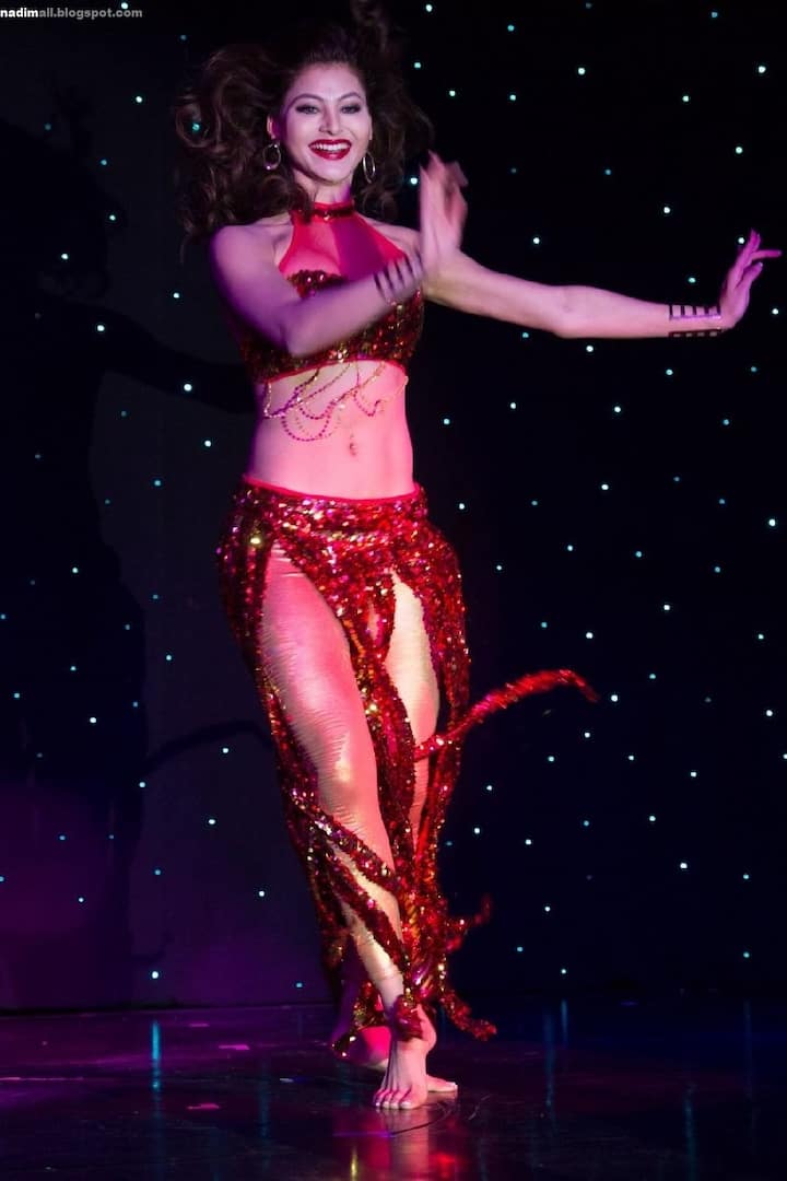 उर्वशी रौतेला : एक्ट्रेस और डांसर उर्वशी रौतेला को अपने ज़बरदस्त डांस मूव्स के लिए जाना जाता है. उर्वशी ने फेमस रैपर हनी सिंह, बादशाह और पंजाबी सिंगर गुरुरंधावा के साथ कई म्यूजिक एल्बम में काम किया है.