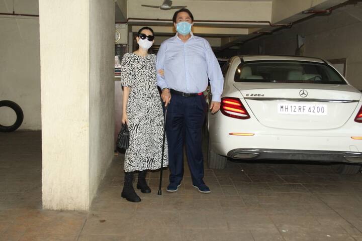 इस पार्टी में करीना की बड़ी बहन करिश्मा कपूर पिता रणधीर कपूर के साथ पहुंचीं. दोनों ने फोटोग्राफर्स को पोज दिए.