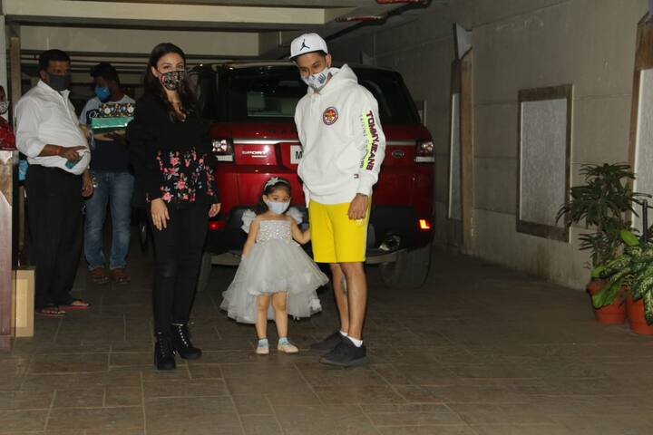 पार्टी में तैमूर की कजिन इनाया नाउमी खेमू अपने माता-पिता सोहा अली खान और कुणाल खेमू के साथ पहुंचीं. उनका प्रिंसेस लुक चर्चा का विषय बना गया.वाइट फ्रॉक के साथ इनाया ने मैचिंग मास्क लगाया हुआ था. 