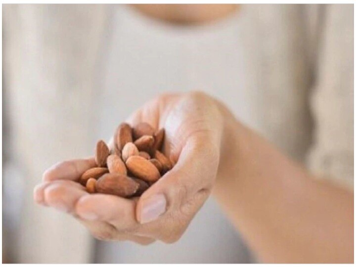 What happens to your body while having almonds? What is right time to get more benefit बादाम खाने पर आपके शरीर को क्या होता है? जानिए ज्यादा फायदे हासिल करने के लिए इस्तेमाल का सही समय