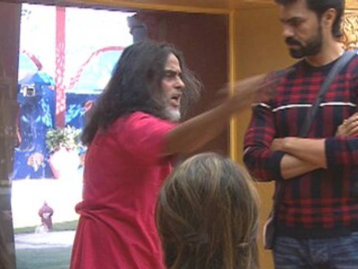 स्वामी ओम ने घर में रहने के दौरान घर की महिला कंटेस्टेंट्स और महिलाओं के लिए भी अपशब्द कहें. 