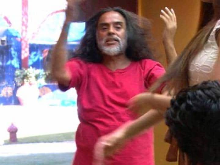 इतना ही नहीं, बिग बॉस के घर में स्वामी ओम ने कैप्टेंसी  टास्क के दौरान बानी जे और रोहन पर अपना यूरिन फेंका था.